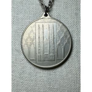 Silver Tone Westminster Abbey Great Britain UK London Medal Coin Necklace 28"